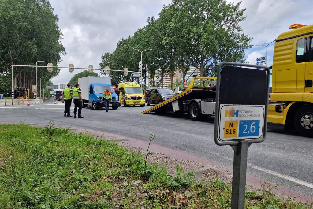 Vier auto's botsen op elkaar