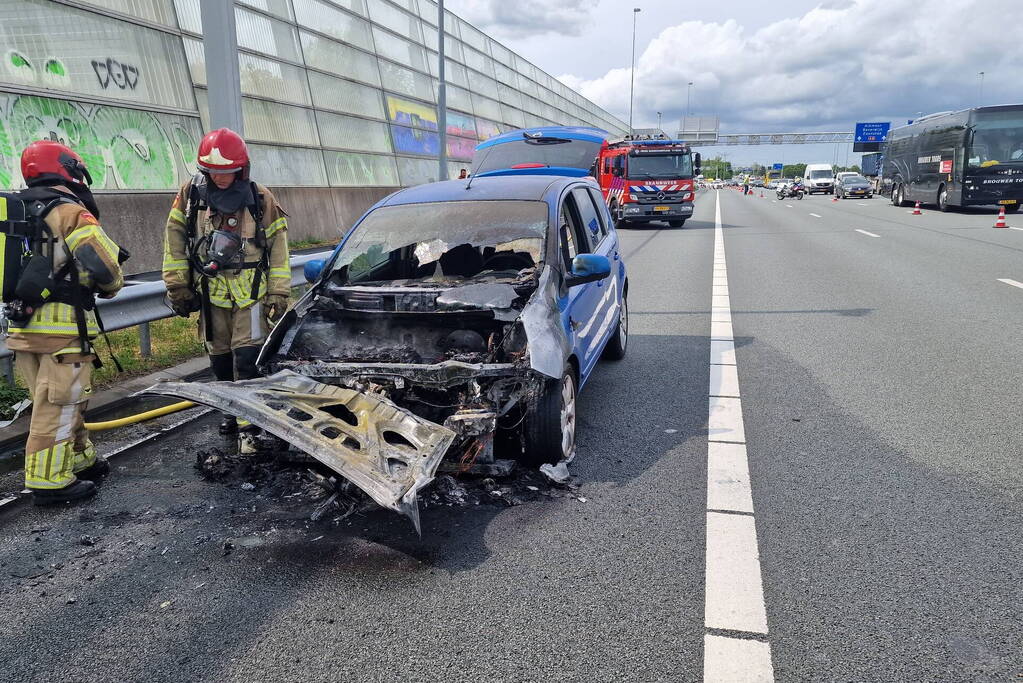 Auto vliegt in brand op snelweg