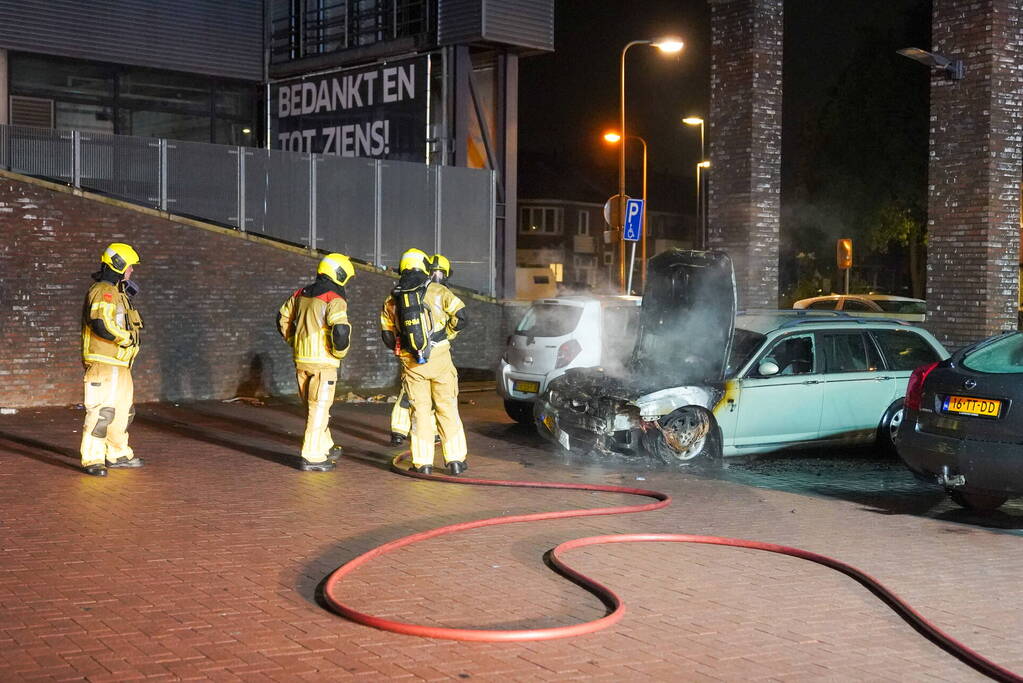 Autobrand op de parkeerplaats Lidl