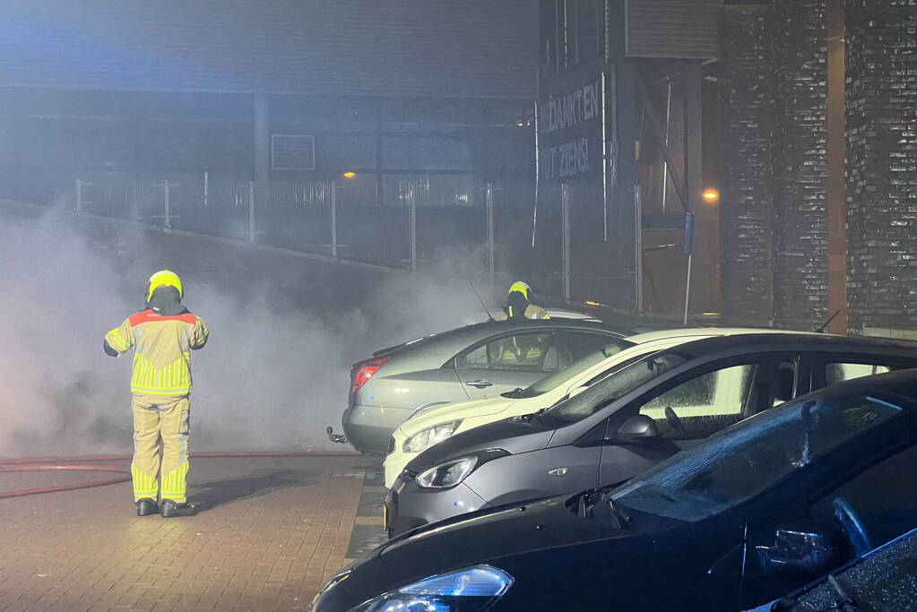 Autobrand op de parkeerplaats Lidl