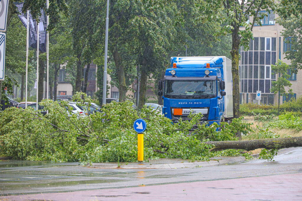 Zomerstorm Poly zorgt voor overlast op wegdek