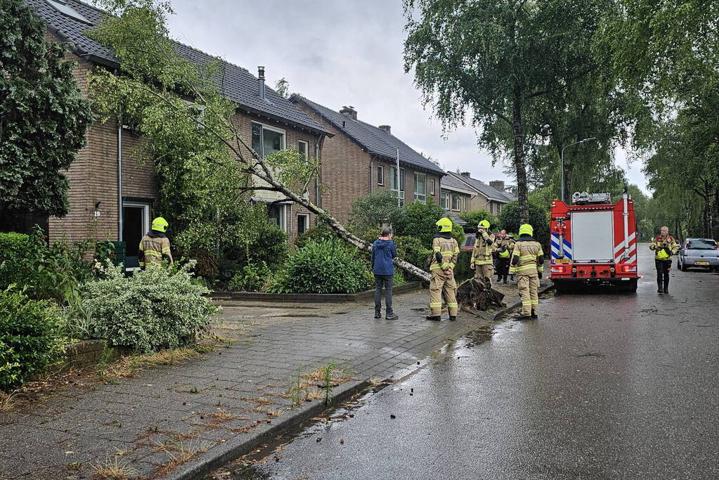 Boom valt tegen woning aan door storm