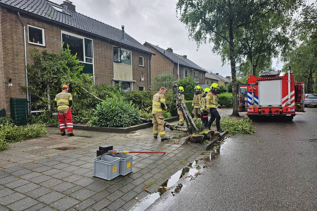 Boom valt tegen woning aan door storm