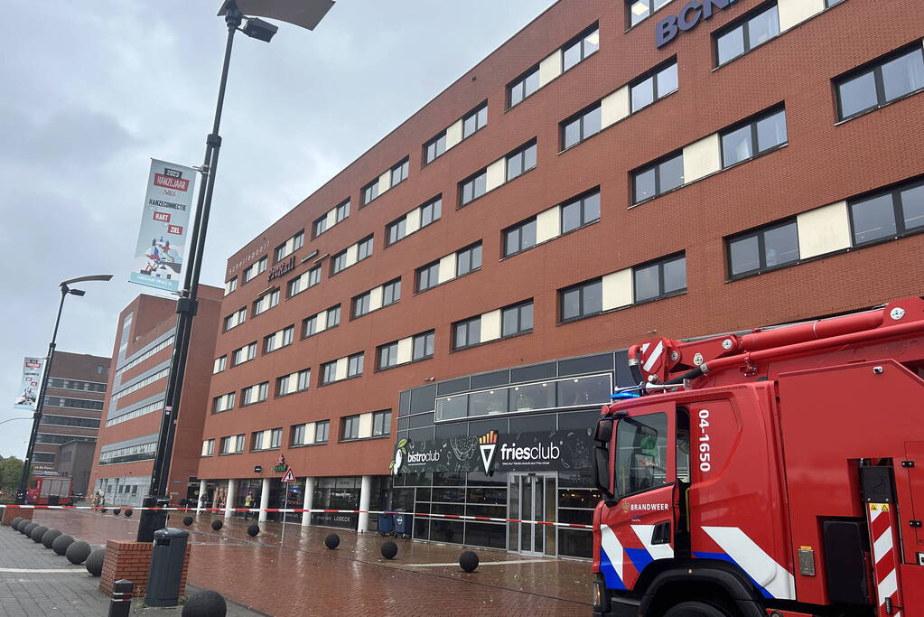Plaat van gebouw naar beneden gevallen