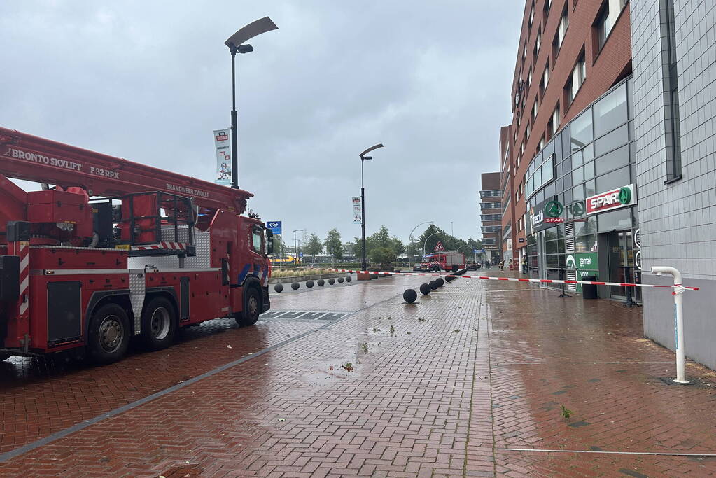 Plaat van gebouw naar beneden gevallen