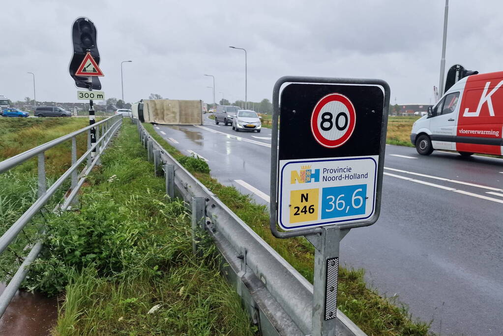 Verhuiswagen kantelt door zomerstorm Poly