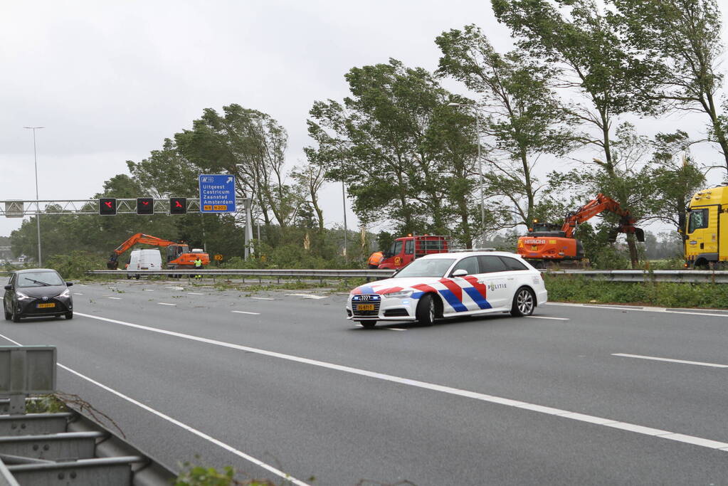 Rijksweg A9 afgesloten door omgewaaide bomen