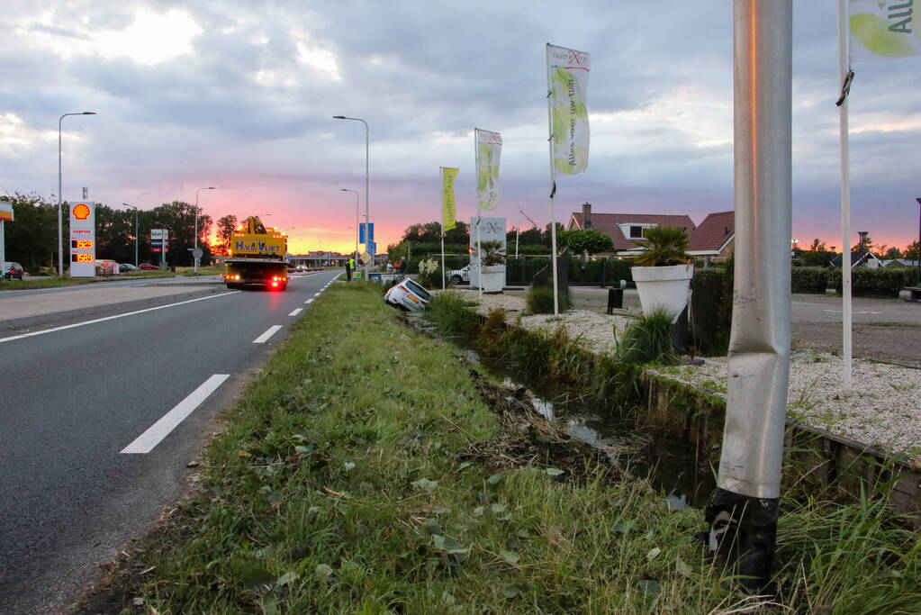 Automobilist raakt te water in sloot