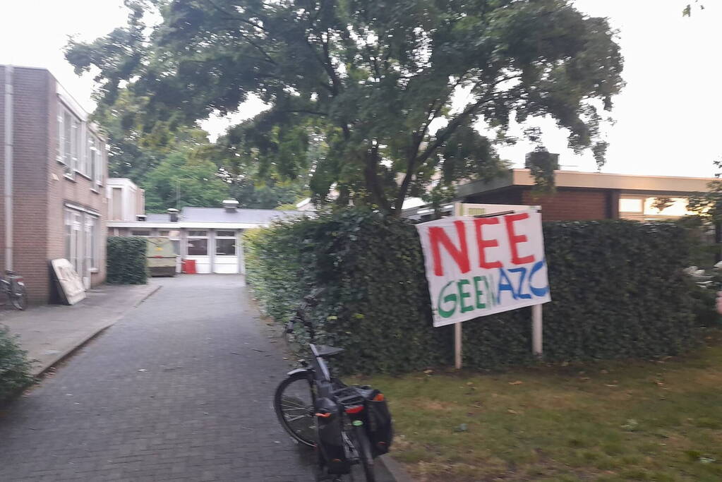 Brandende container geblust door brandweer