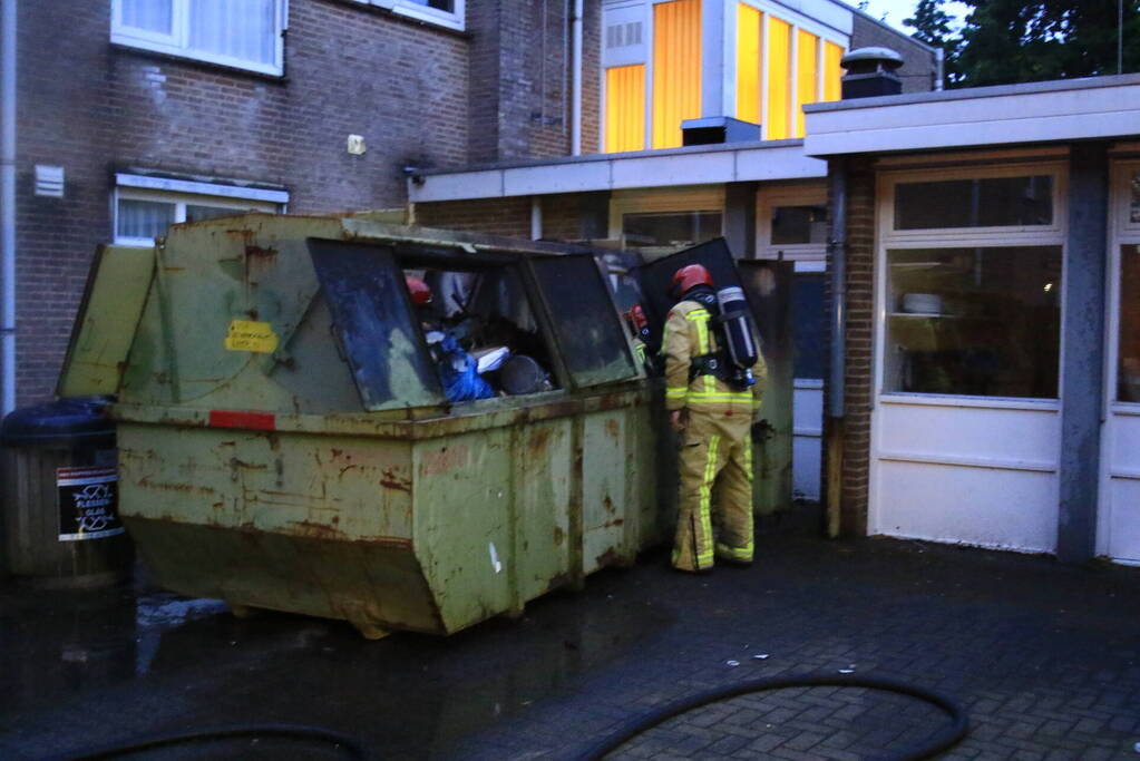 Brandende container geblust door brandweer