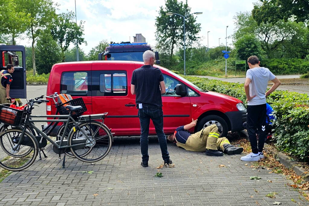 Kat zit vast onder motorkap van auto