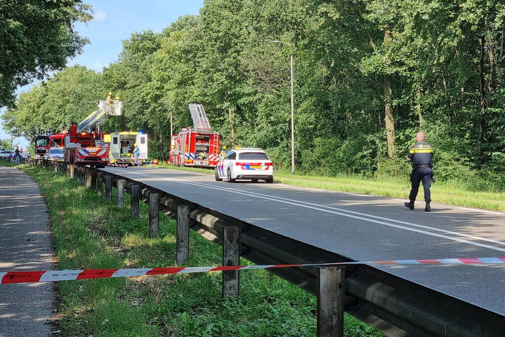 Bestuurder bestelbus raakt van de weg en belandt in bosschage