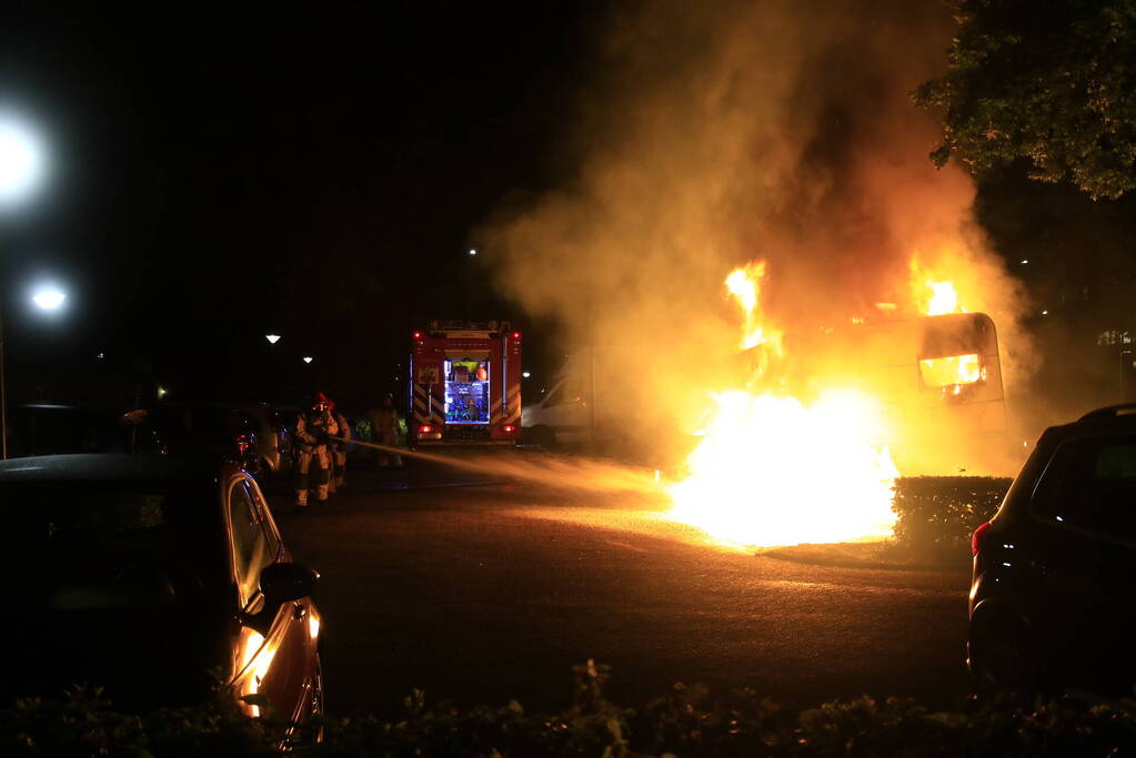 Auto en camper door brand verwoest