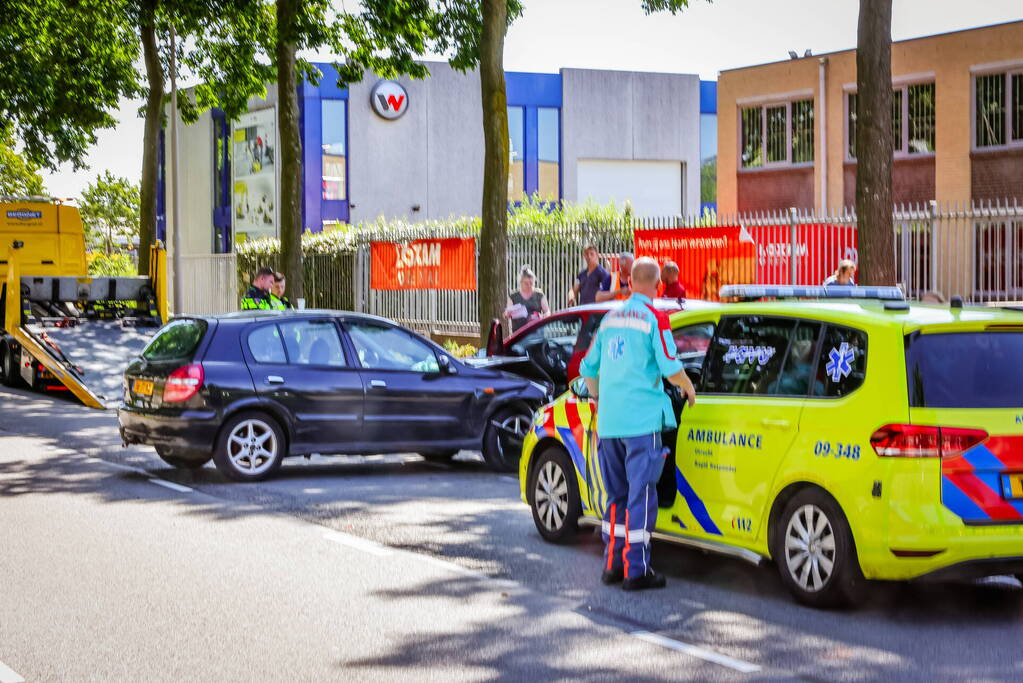 Twee voertuigen en aanhanger betrokken bij botsing