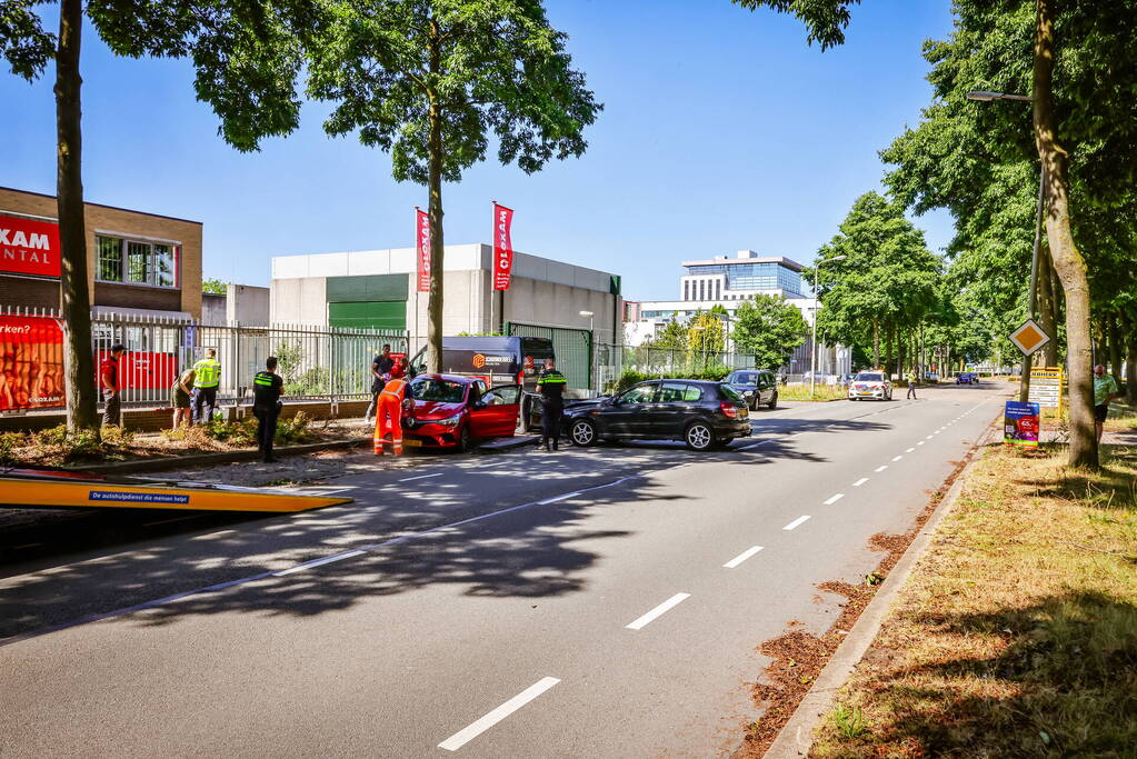 Twee voertuigen en aanhanger betrokken bij botsing