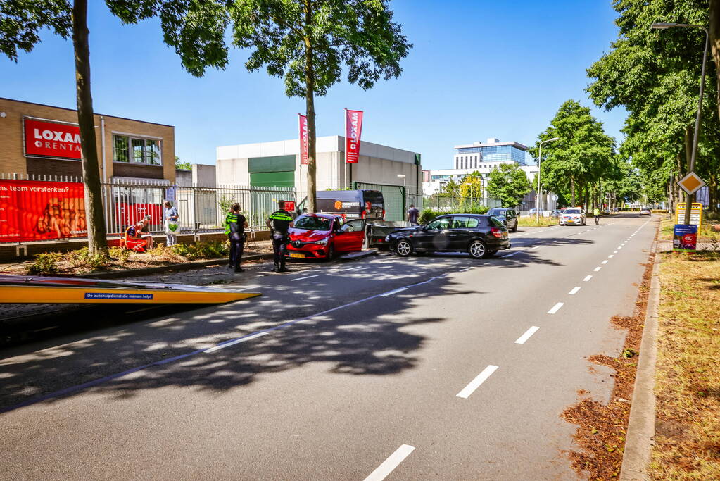 Twee voertuigen en aanhanger betrokken bij botsing