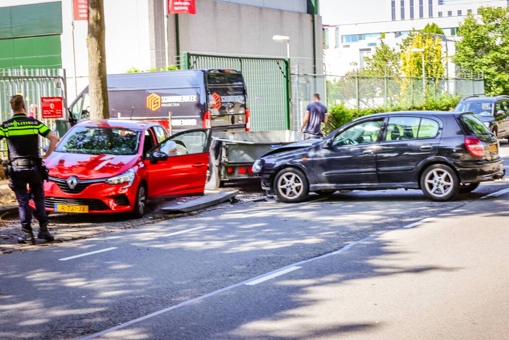 Twee voertuigen en aanhanger betrokken bij botsing