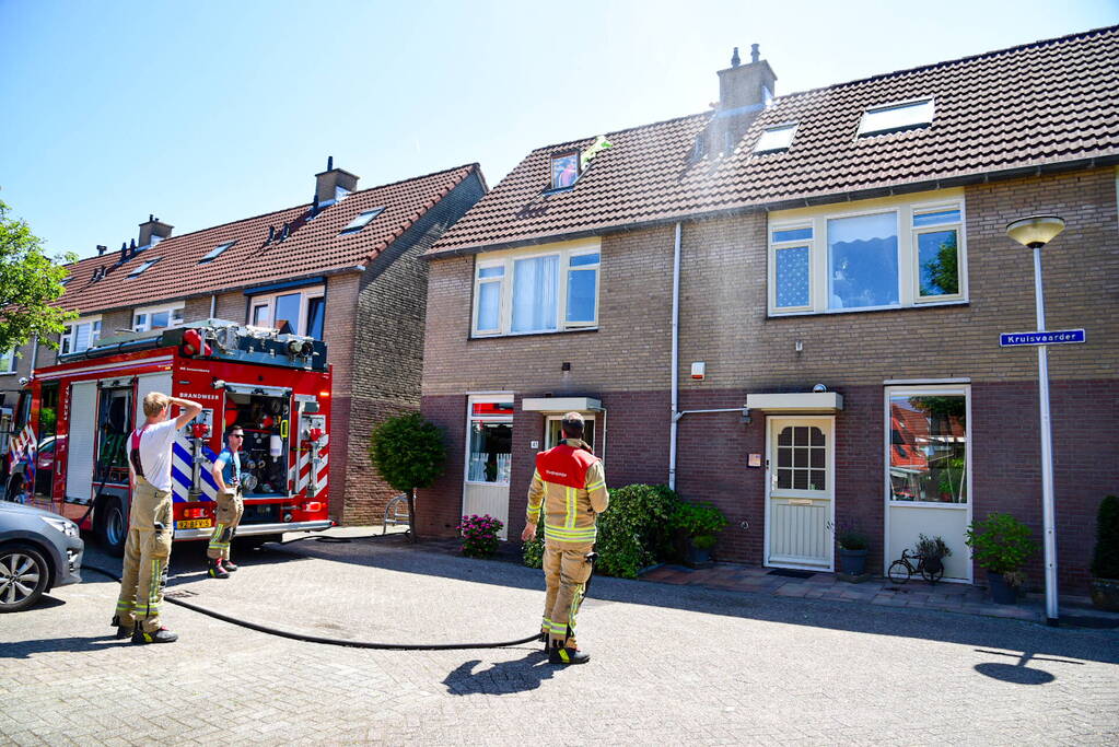 Brandweer probeert kat van dak te halen