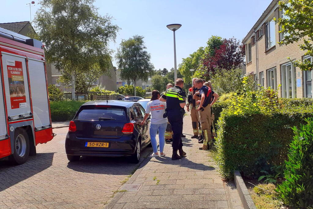 Kind krijgt knuffelbeer van brandweer na keukenbrand