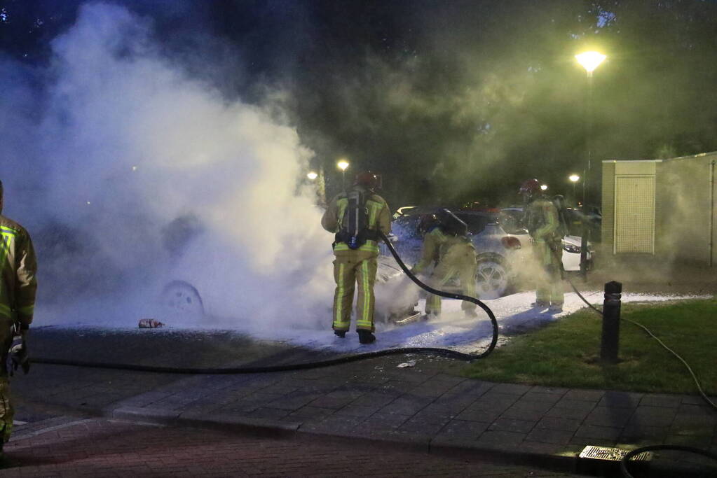 Auto in brand op parkeerplaats