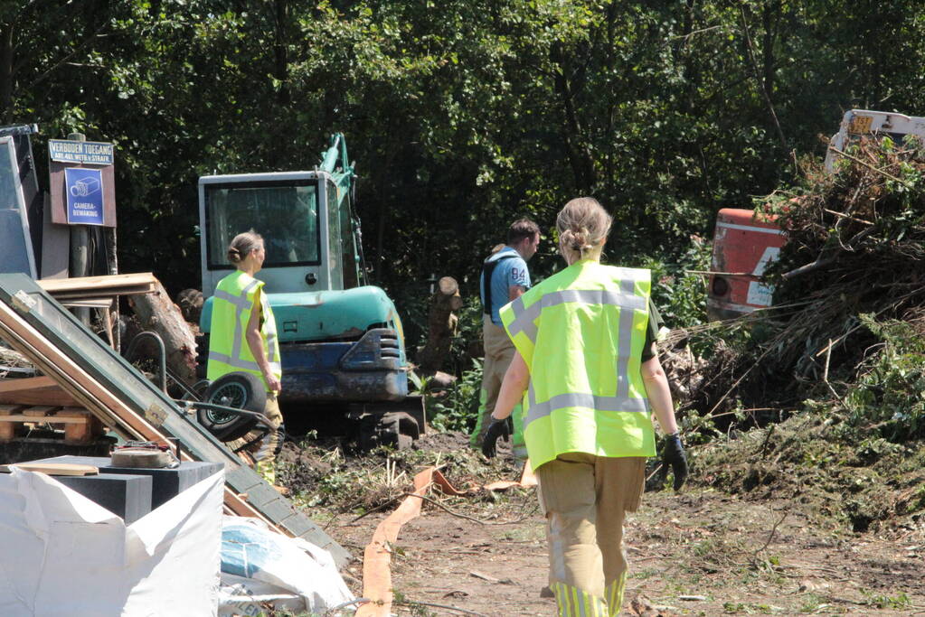 Brandweer blust afvalverbranding