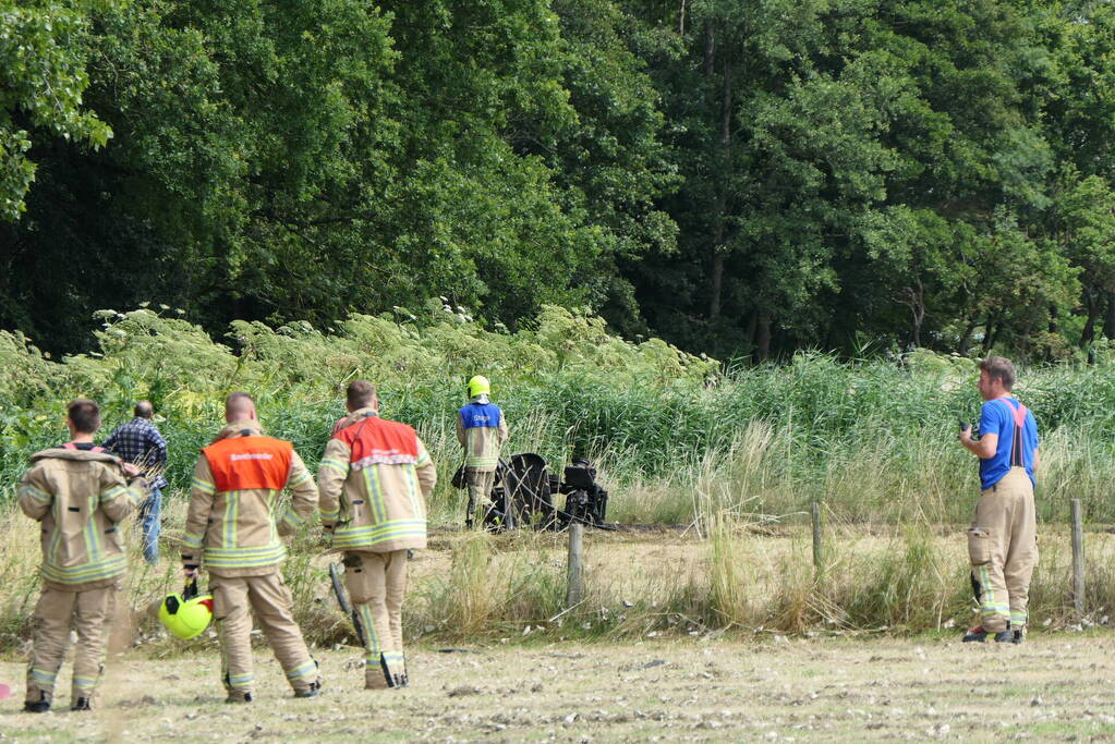 Grasmaaier vat vlam in weiland