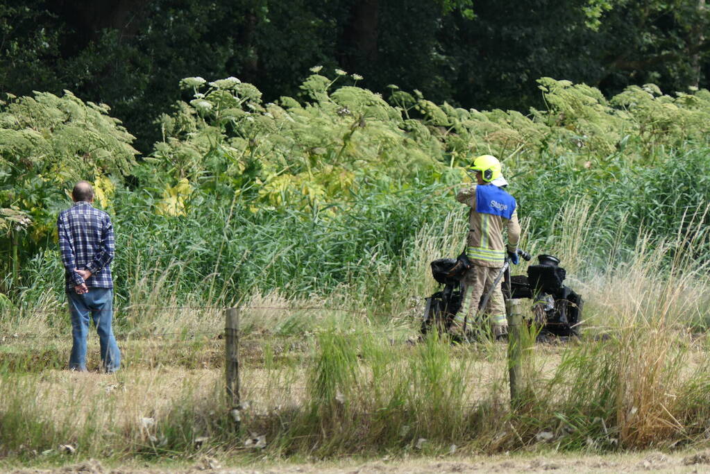 Grasmaaier vat vlam in weiland