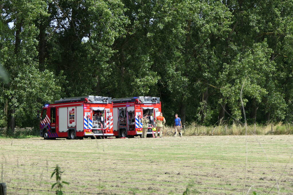 Grasmaaier vat vlam in weiland