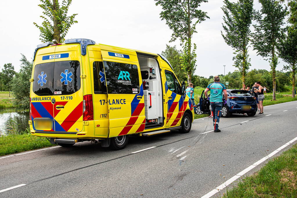 Gewonde nadat dronken persoon tegen boom rijdt