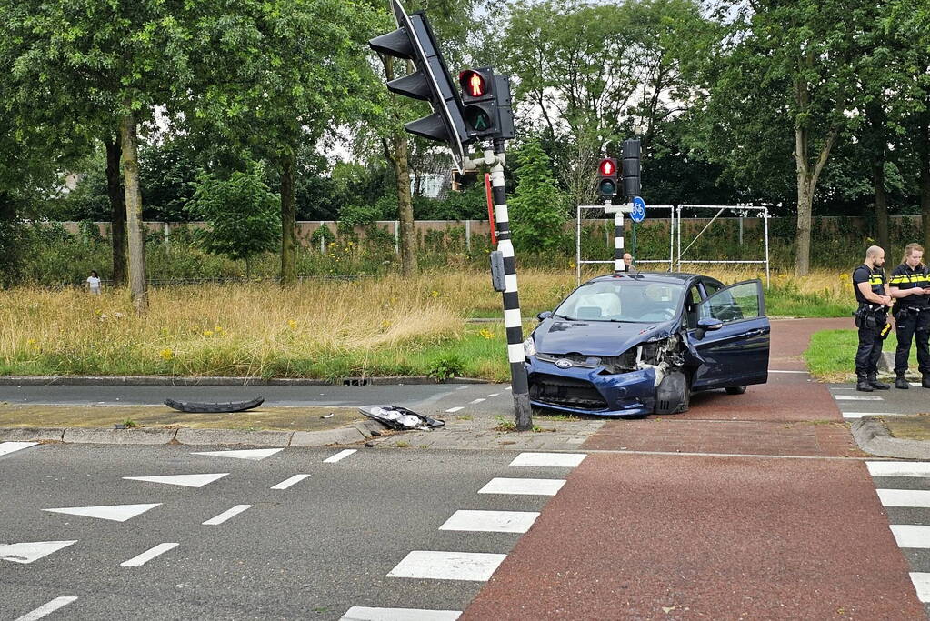 Automobilist botst op verkeerslicht