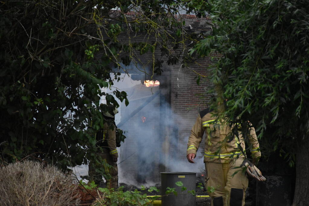 Uitslaande brand in rietgedekte woning