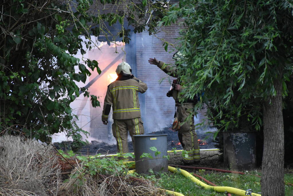 Uitslaande brand in rietgedekte woning