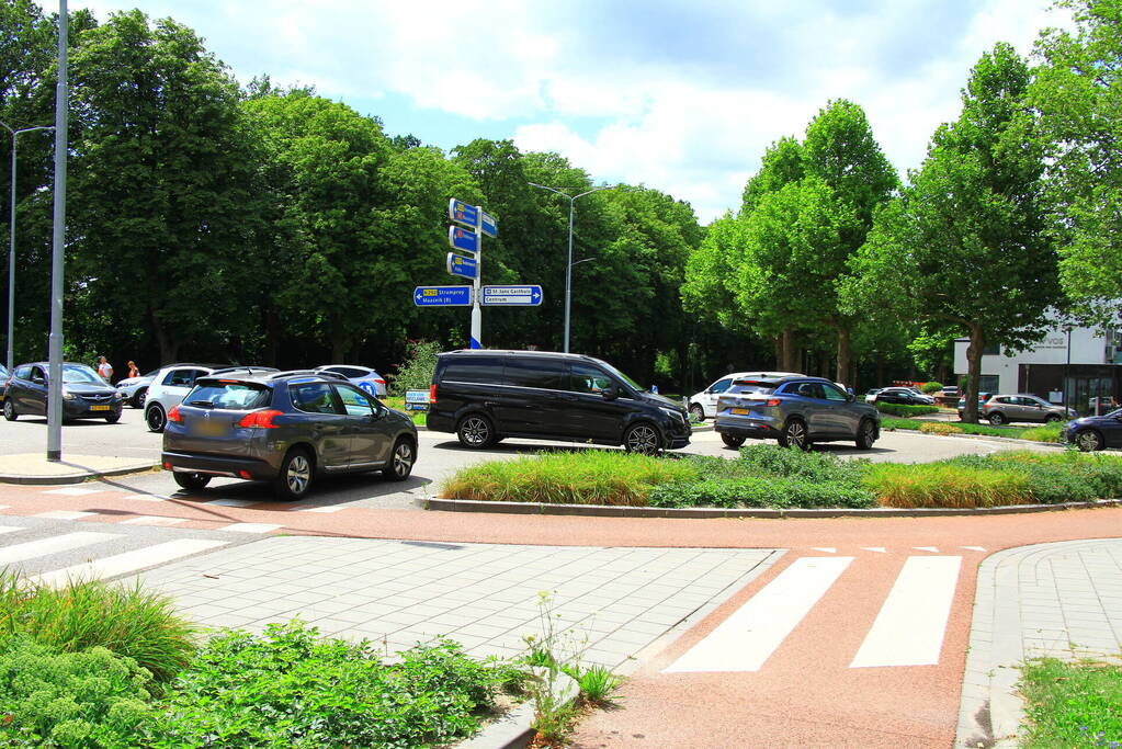 Automobilist rijdt door na botsing met driewieler