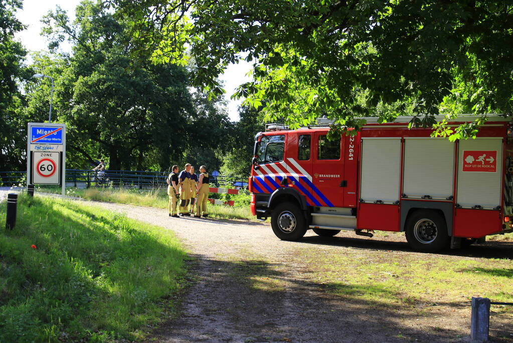 Brandweer haalt fiets en verkeersbord uit water