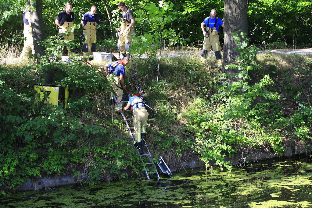 Brandweer haalt fiets en verkeersbord uit water
