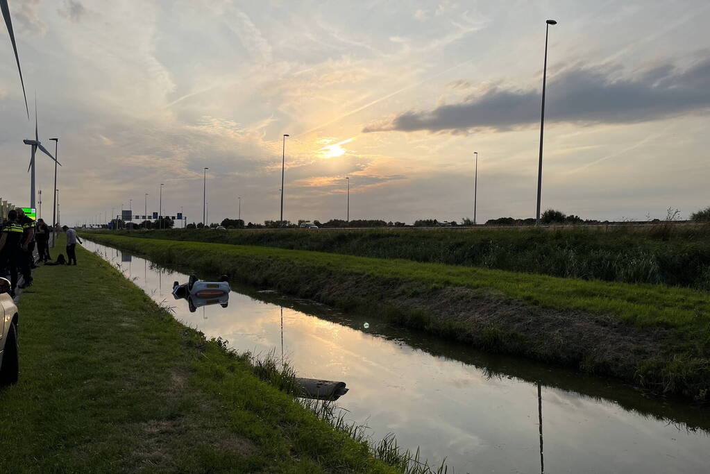 Auto belandt ondersteboven in sloot