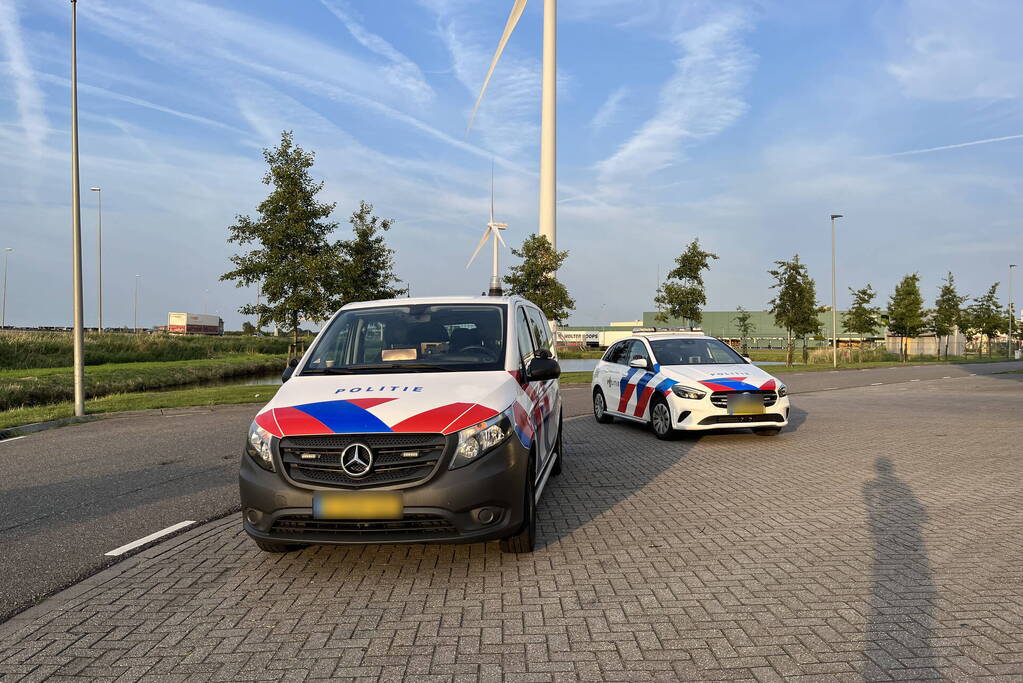 Auto belandt ondersteboven in sloot