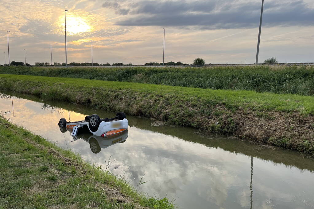 Auto belandt ondersteboven in sloot