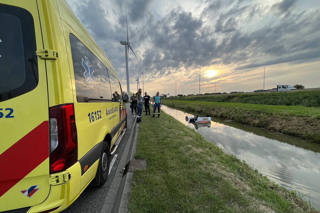 Auto belandt ondersteboven in sloot