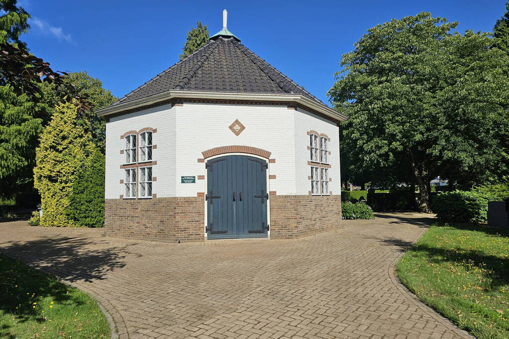 Meerdere graven vernield op begraafplaats