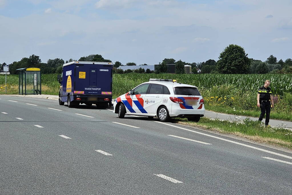 Politie bewaakt gestrande geldwagen