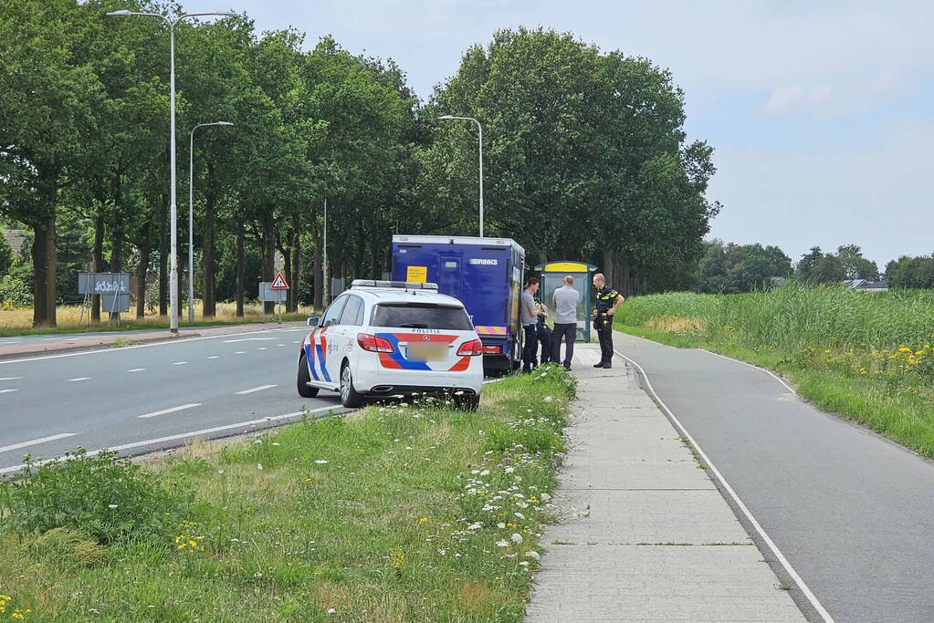 Politie bewaakt gestrande geldwagen