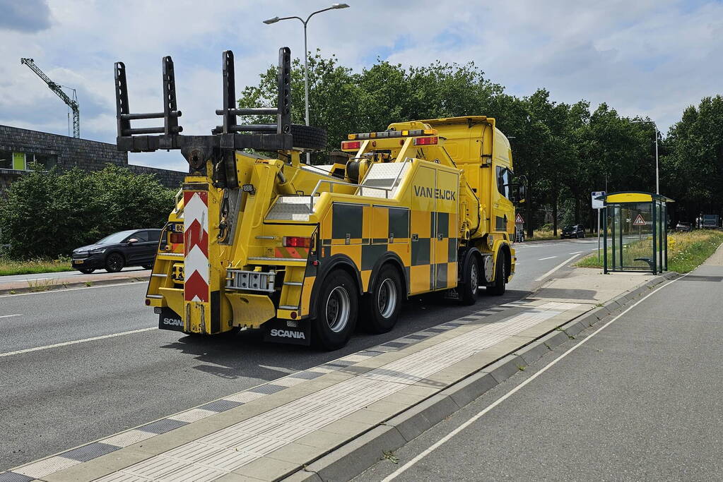 Politie bewaakt gestrande geldwagen