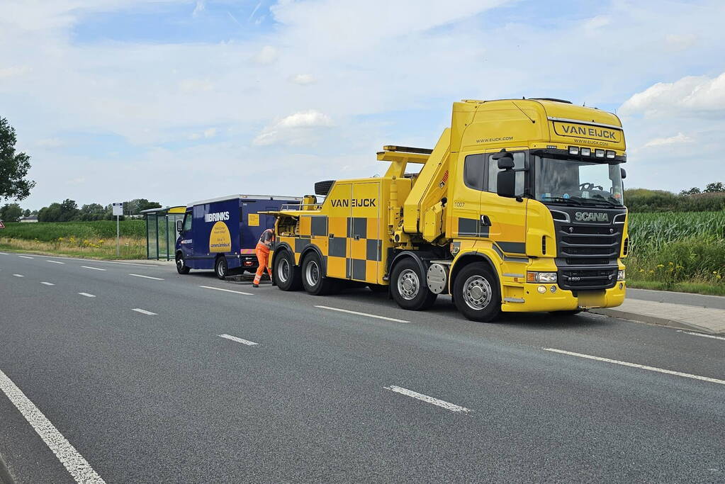 Politie bewaakt gestrande geldwagen