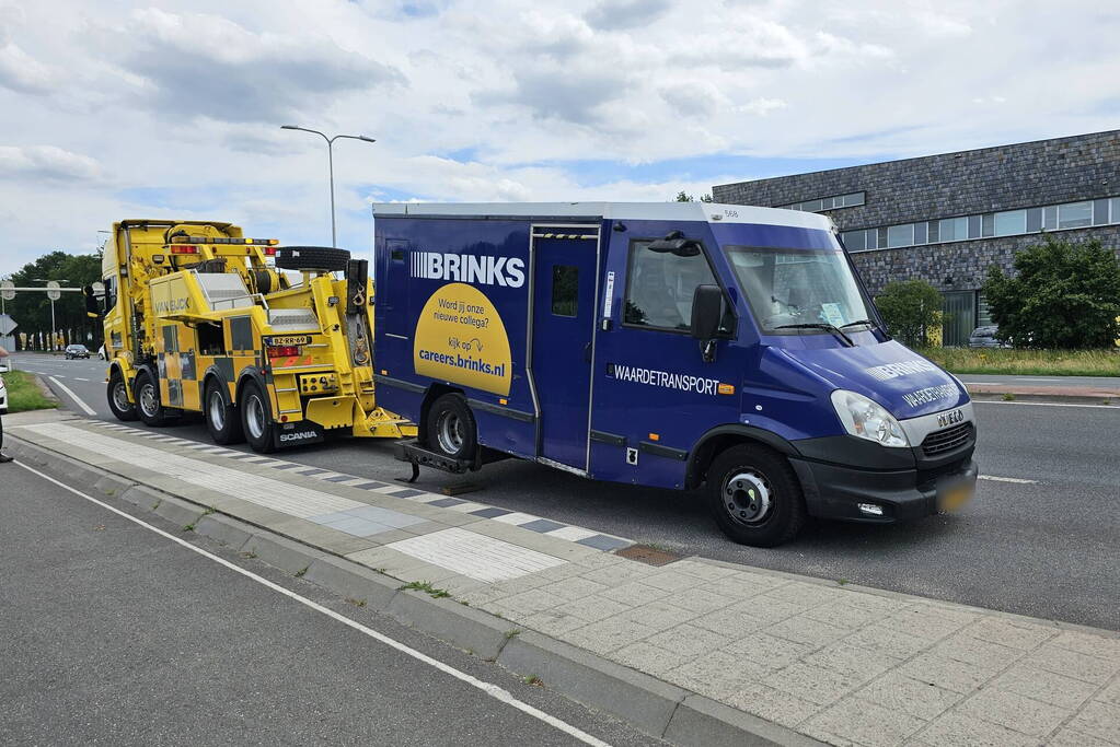 Politie bewaakt gestrande geldwagen