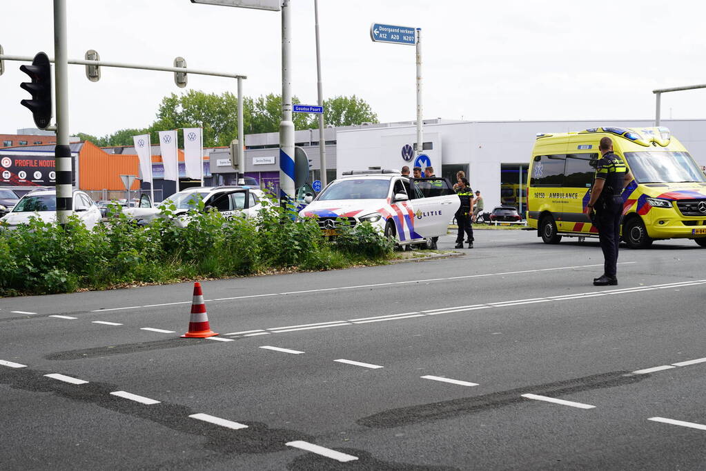 Politiewagen en personenwagen botsing op kruising