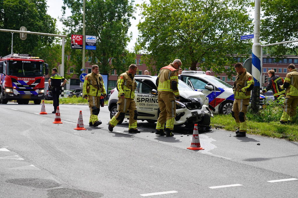 Politiewagen en personenwagen botsing op kruising