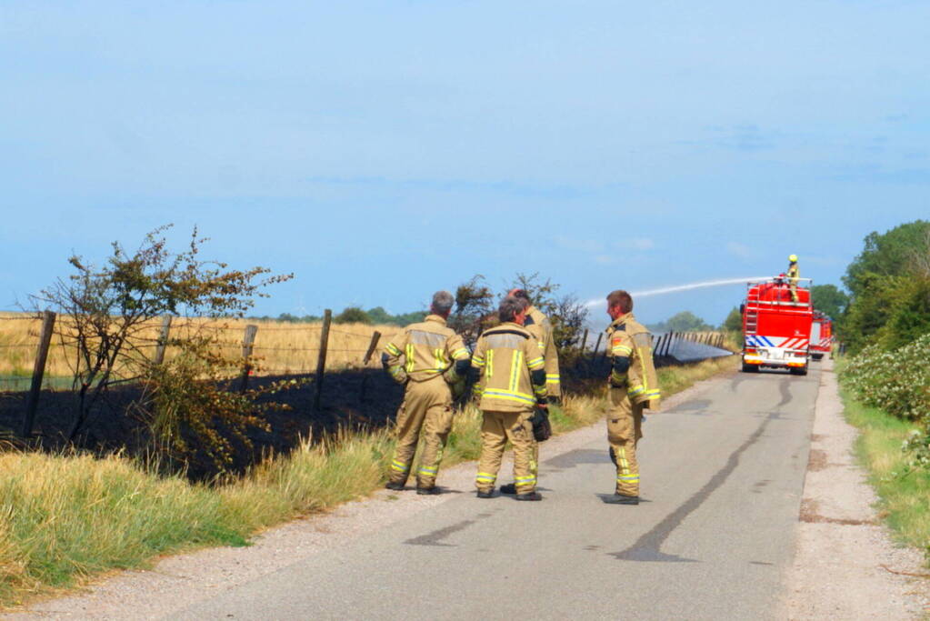 Brandweer blust flinke bermbrand