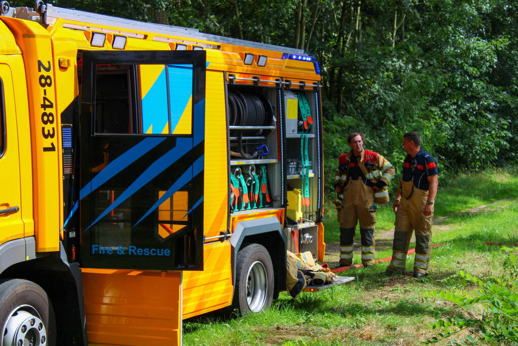 Militaire voertuig ingezet voor bestrijden van natuurbrand
