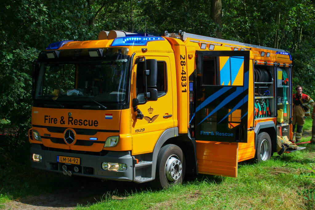 Militaire voertuig ingezet voor bestrijden van natuurbrand